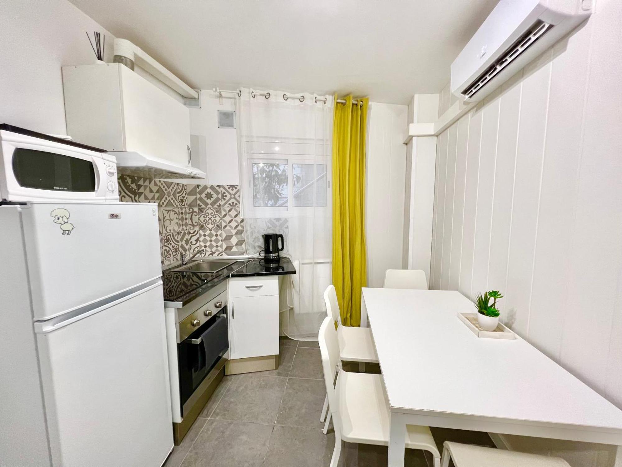 Cozy Suite Apartment, Wifi! Santa Coloma de Gramanet المظهر الخارجي الصورة