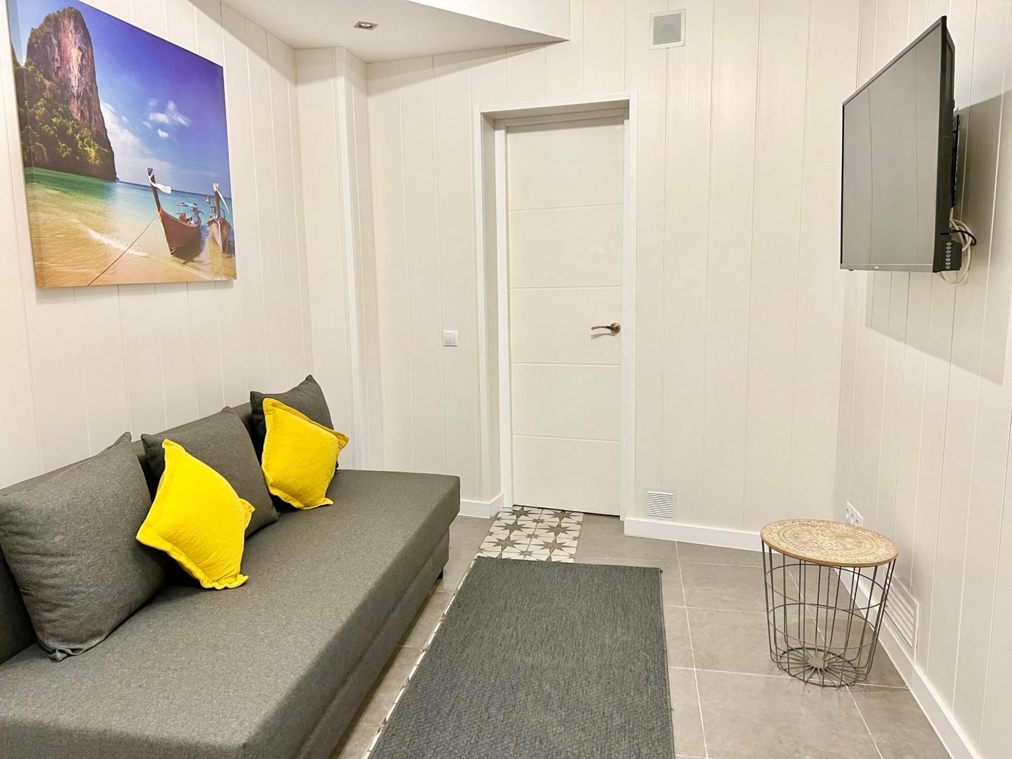Cozy Suite Apartment, Wifi! Santa Coloma de Gramanet المظهر الخارجي الصورة